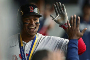 Rafael Devers regresa con vuelacercas y Medias Rojas apalean a los Guardianes