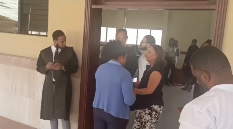 Apresan en plena audiencia a esposa de profesor asesinado en 2020 en Santiago