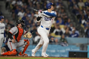 Ohtani conecta su primer cuadrangular con Dodgers, que completan barrida sobre Gigantes