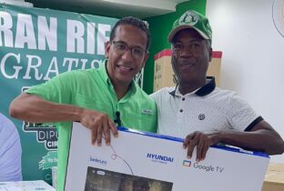 Pedro Jiménez candidato a diputado por la FP en el DN entrega premios a la «Fidelidad»