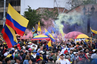 COLOMBIA: Miles protestan contra el gobierno de Petro