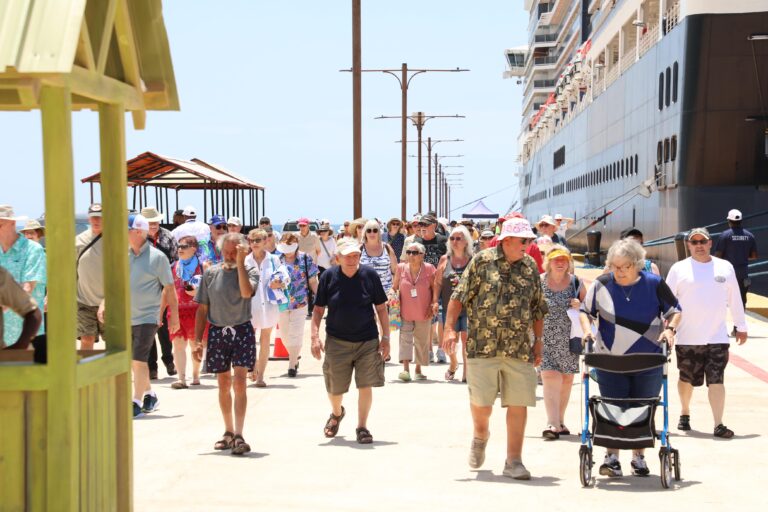 Cabo Rojo recibe cerca de 2,000 visitantes con la llegada de su segundo crucero
