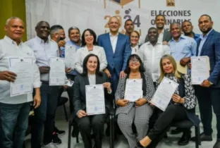 Ulises Rodríguez recibe certificado alcalde electo
