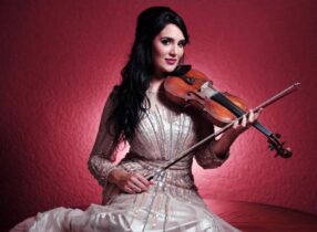 Aisha Syed se destaca como solista junta a la filarmónica de Qatar