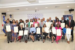 Colegio de Periodistas reconoce a profesionales de la comunicación