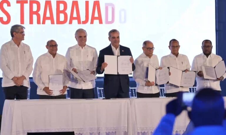 Abinader y centrales sindicales firman pacto favor trabajadores