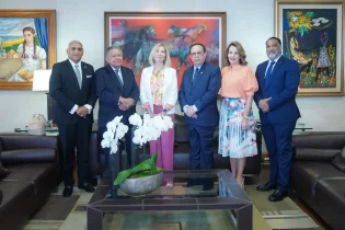 Gobernador Valdez Albizu recibe a María Valldecabres de la Fábrica de Moneda de España
