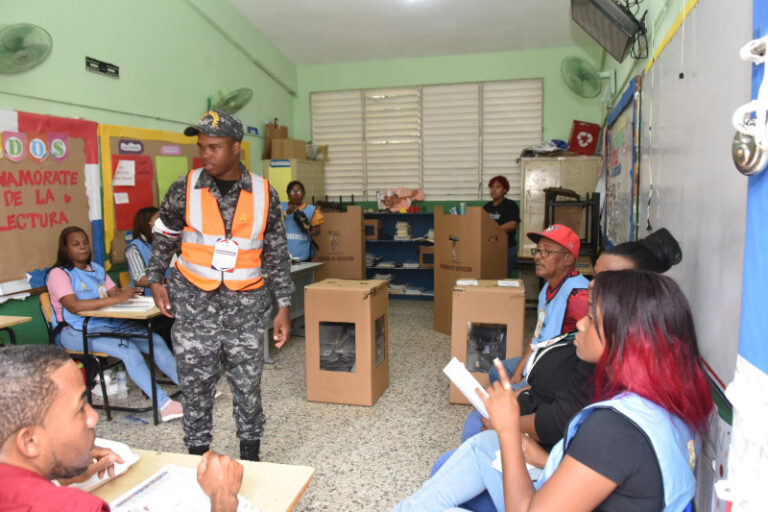 Junta prohíbe uso de armas de fuego y celulares en colegios electorales