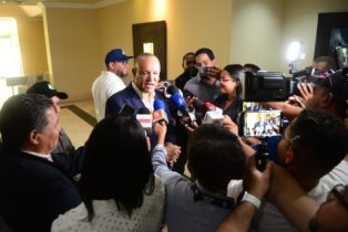 Alcalde de Santiago advierte sobre la precampaña extemporánea