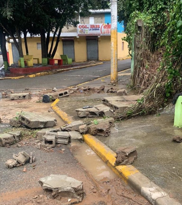 Mujer muere aplastada en Constanza por una pared que cayó debido a las lluvias