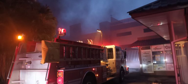 16 vehículos afectados por fuego en sótano de plaza en Santiago