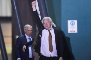 AUSTRALIA: Julian Assange llega sonriente tras batalla legal en EE.UU.
