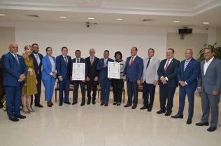 Senado reconoce las trayectorias de los humoristas Miguel Céspedes y Raymond Pozo