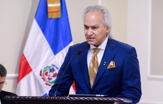 Senado reconoce al músico clásico José Antonio Molina por sus aportes al arte