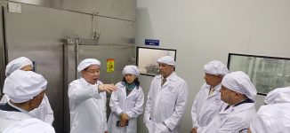 Limber Cruz y porcicultores visitan laboratorio de vacuna PPA en Vietnam
