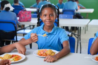 INABIE entregó 1.8 millones de kits de utilería escolar y garantiza alimentación