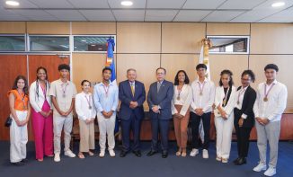Gobernador Valdez Albizu recibió la visita del embajador y estudiantes meritorios de España