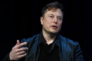 Musk usa X para sus opiniones de derecha