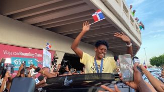 Miles de dominicanos dan cálido recibimiento a medallistas de JJ.OO.