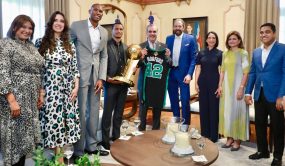 Presidente dominicano entrega condecoración a Al Horford