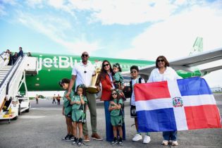 Al Horford llega al país con el trofeo de campeón de la NBA