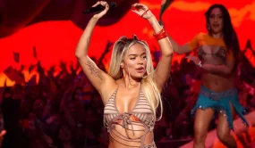 Karol G lleva por primera vez el merengue a los MTV VMAs 2024 y pone a bailar a Taylor Swift