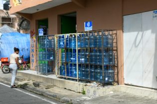 Vendedores de agua ignoran disposiciones de ProConsumidor