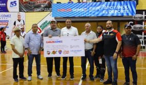 Senador Carlos Gómez entrega aporte torneo basket de Moca