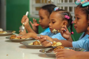 Familias ahorran RD$81 mil millones con alimentación escolar del INABIE