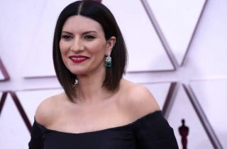 Laura Pausini sufre aparatosa caída durante concierto en Milán