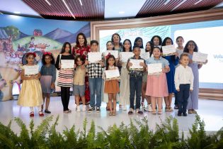 Voluntariado Banreservas premia a los ganadores del concurso Pintura Infantil Navideño Nidia Serra 2024