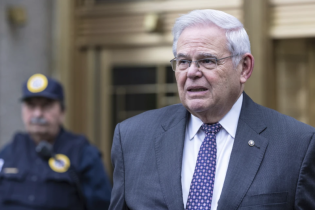 EEUU: Condenan exsenador Bob Menéndez a 11 años de cárcel por corrupción