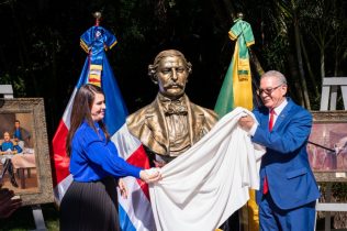 Develan un busto del prócer Duarte en Jamaica