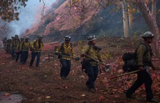 EEUU: Los incendios de Los Ángeles resisten a los fuertes vientos