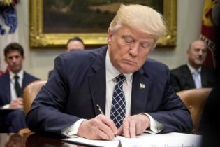 EEUU: Trump firma orden excluye Ejército miembros transgénero