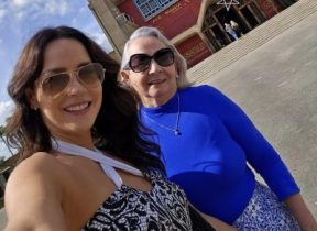 Romeo Santos, Dj Khaled y Carmen Villalobos reciben el 2025 en RD junto a sus familiares