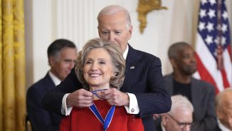 EEUU: Critican Biden haya otorgado medallas a Soros y a Hillary