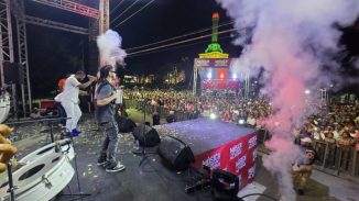 Multitud en Santiago le dio la bienvenida al año 2025 con la «música en el corazón»