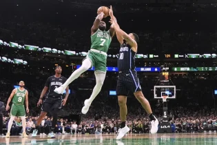 Jaylen Brown y sus 36 puntos impulsan a Celtics a derrotar al Magic