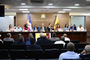 JCE intercambia con partidos nuevos detalles de renovación de cédula