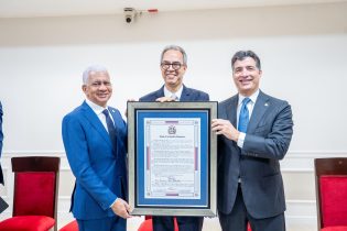 Senado reconoce trayectoria del poeta y escritor José Mármol