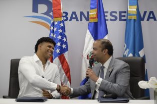 Banreservas y Juan Soto firman acuerdo para promover orgullo dominicano
