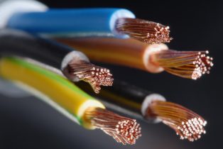 Denuncian retrasos en pago a suplidores materiales eléctricos