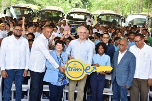 Ministerio Educación ﻿entrega 36 autobuses escolares en El Seibo