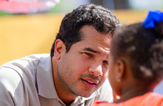 Omar Fernández cubrirá las terapias a niños con autismo