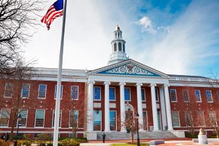 EEUU: Trump prohíbe Universidad de Harvard matricular extranjeros