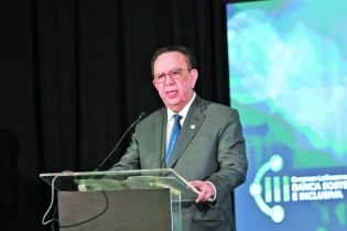 Valdez Albizu destaca sostenibilidad como clave para la estabilidad económica
