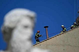 El Vaticano concluye novenario Francisco; prepara el cónclave