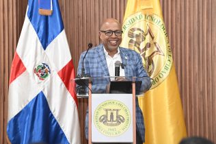 Alfredo Pacheco destaca la importancia del «Liderazgo y Resiliencia» en conferencia en la UTECO