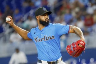 Alcántara lanza seis sólidas entradas y los Marlins dominan a los Bravos